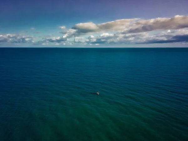 Colpo Alto Angolo Bellissimo Oceano Calmo Con Cielo Blu Nuvoloso — Foto Stock