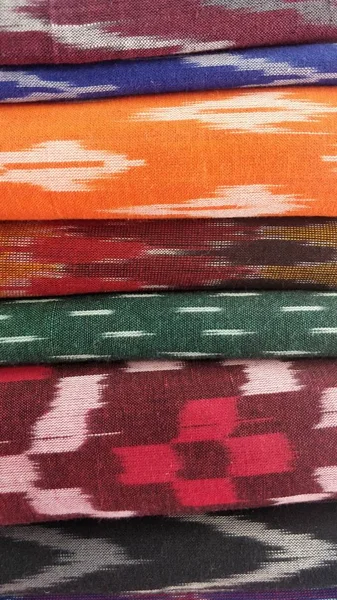 Vertikal närbild skott av färgglada textilier staplade på varandra — Stockfoto