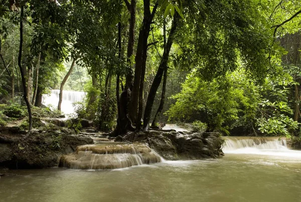 Schöne Landschaft eines mächtigen Wasserfalls, der in einem Fluss in einem Wald fließt — Stockfoto