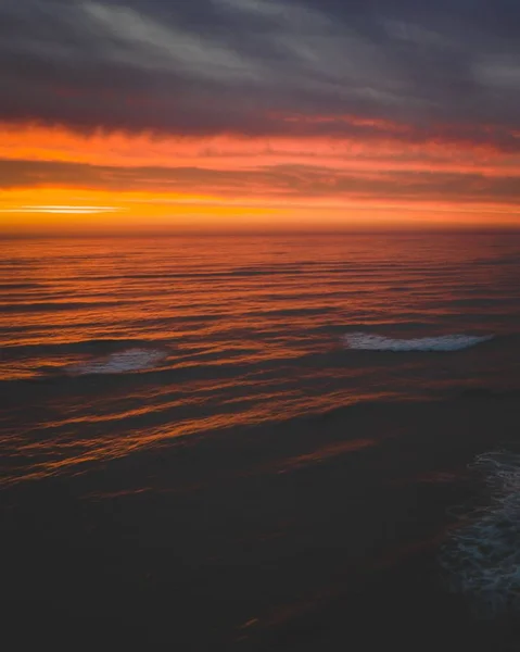 Vista Hipnotizante Oceano Calmo Sob Céu Colorido Durante Pôr Sol — Fotografia de Stock