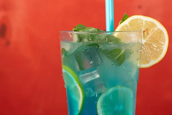 Piękne Ujęcie Niebieskiej Lemoniady Miętą Słomką — Zdjęcie stockowe