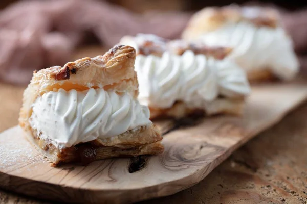 Eine Nahaufnahme Von Cremigen Dessertscheiben Mit Puder Darauf — Stockfoto