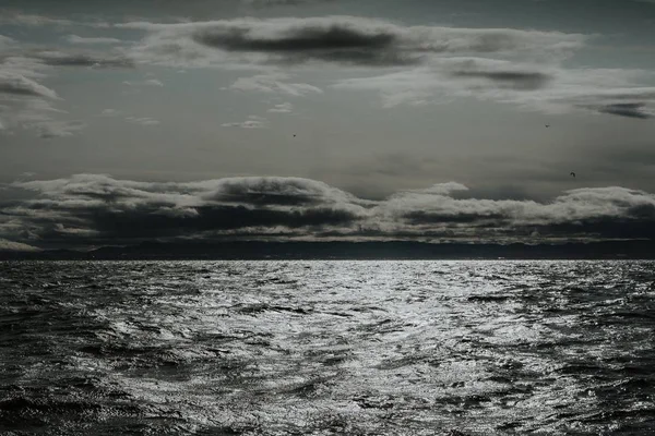 Ένα Όμορφο Τοπίο Μιας Φουρτουνιασμένης Θάλασσας Κάτω Από Ένα Συννεφιασμένο — Φωτογραφία Αρχείου