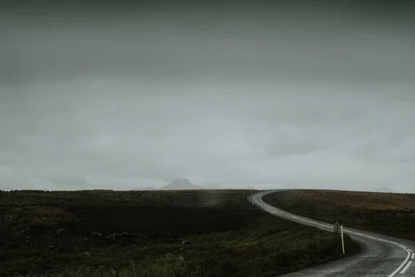 Uma Longa Estrada Curvilínea Meio Campo Verde Islândia — Fotografia de Stock