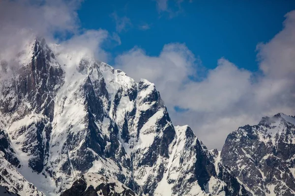 Der Schneebedeckte Gipfel Des Uschba Gebirges Der Grenze Zwischen Georgien — Stockfoto