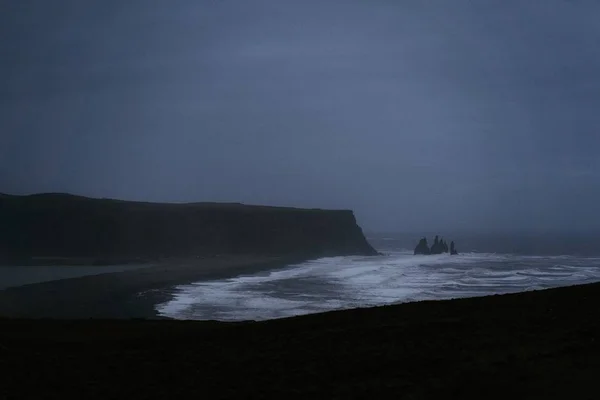 Krásná Scenérie Mořských Vln Obklopených Skalnatými Kopci Pokrytými Mlhou Islandu — Stock fotografie