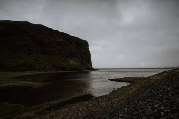 Beautiful Scenery Sea Surrounded Rock Formations Enveloped Fog Iceland — Stock Photo, Image