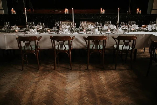 Bonito salão de recepção de casamento com um cenário de mesa de luxo decorado — Fotografia de Stock