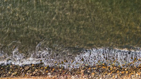 Высокоугольный снимок чистой морской воды на берегу в дневное время — стоковое фото