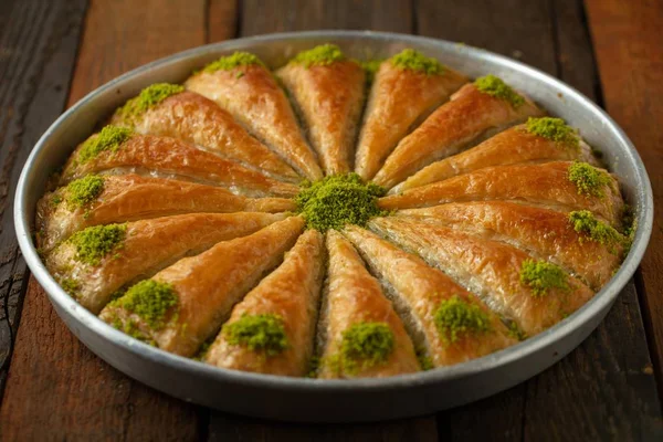 Gros Plan Baklava Coupé Tranches Dans Une Casserole Avec Garniture — Photo