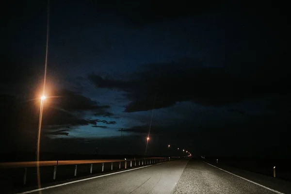 Motorväg Omgiven Gatubelysning Natten Molnig Himmel — Stockfoto