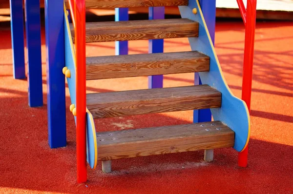 在儿童游乐场的一个吸引人的楼梯的特写镜头 — 图库照片