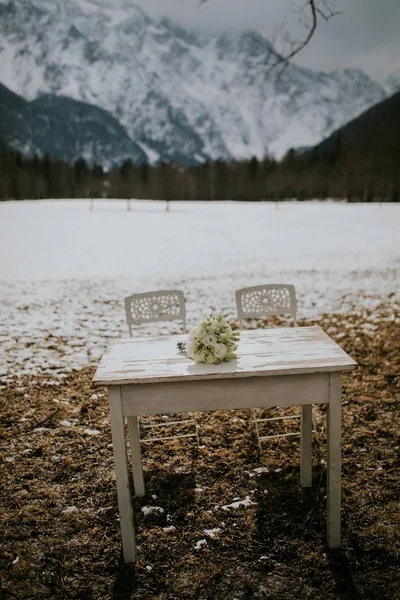 Ένα Ξύλινο Λευκό Τραπέζι Για Γαμήλια Τελετή Χιονισμένη Περιοχή — Φωτογραφία Αρχείου