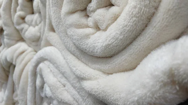 Close-up shot van gevouwen witte pluizige dekens — Stockfoto
