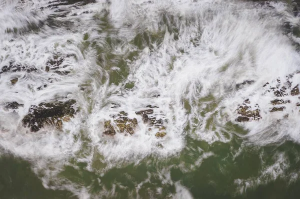 Красивий Знімок Океанських Хвиль Врізається Скелі Біля Пляжу — стокове фото