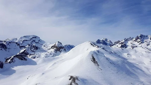 Bergen Täckta Med Snö Med Himlen Bakgrunden — Stockfoto