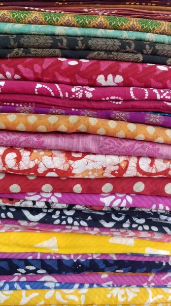 Vertikale Nahaufnahme vieler übereinander gestapelter bunter Textilien — Stockfoto