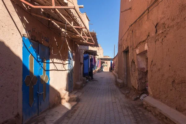 Ruta estrecha en Ouarzazate kasbah, Marruecos —  Fotos de Stock