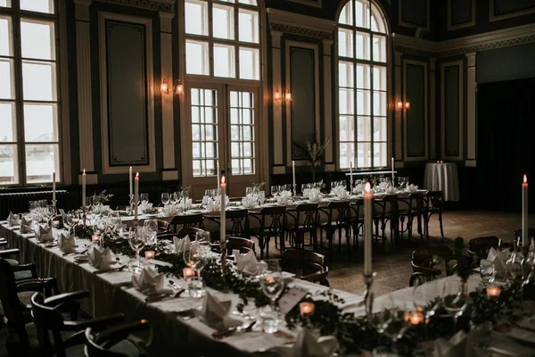 Magnifique salle de réception de mariage décorée d'un décor luxueux. — Photo