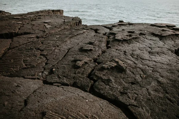 Closeup Shot Rock Formation Sea Rainy Day — Stock Photo, Image