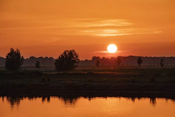Paisaje Impresionante Puesta Sol Que Refleja Lago Con Muchos Árboles — Foto de Stock