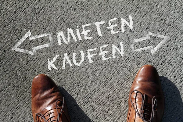 Człowiek Patrząc Słowa Mieten Kaufen Czynsz Zakup Języku Niemieckim Próbuje — Zdjęcie stockowe