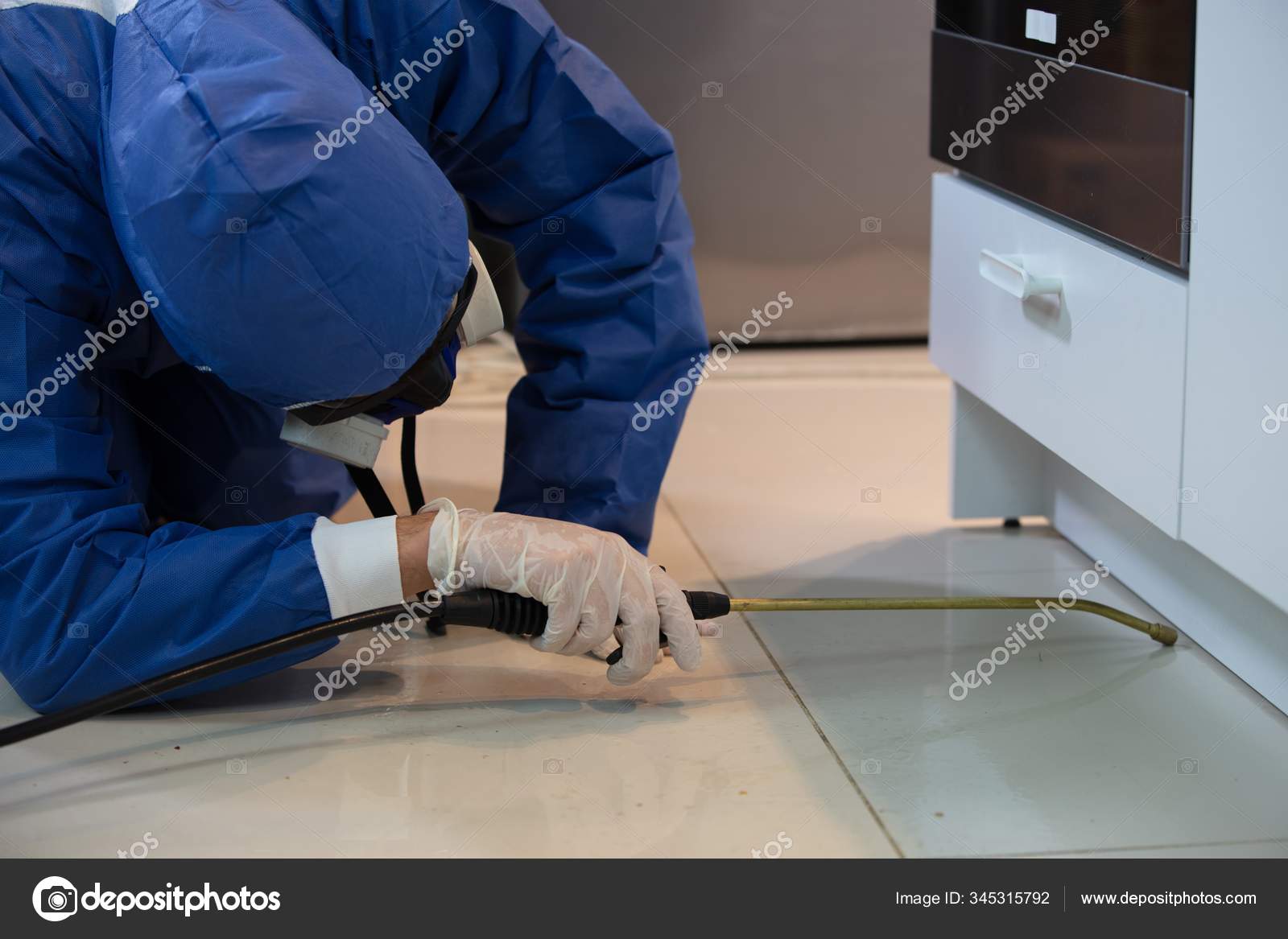 Personne en costume bleu et masque anti-gaz faisant une ...