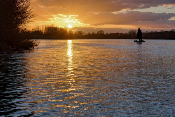 Den Fascinerande Utsikten Över Båten Sjö Omgiven Träd Solnedgången Loire — Stockfoto