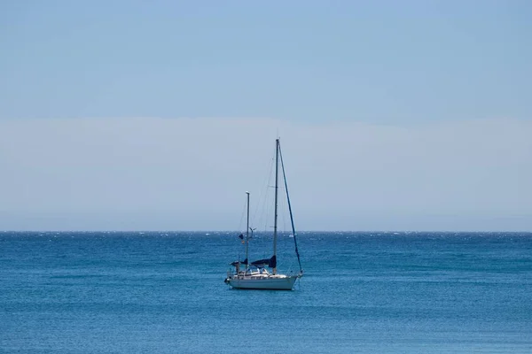 Belo Tiro Pequeno Barco Navegando Oceano Com Céu Azul Claro — Fotografia de Stock