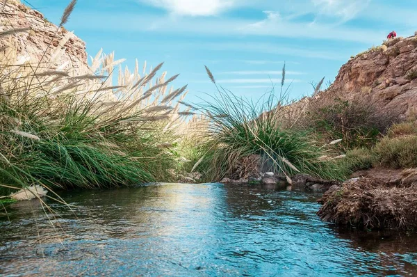 Una Hermosa Toma Una Fuente Termal Rodeada Rocas Desierto San —  Fotos de Stock