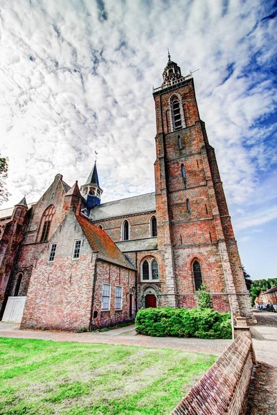 Eine Vertikale Aufnahme Eines Großen Gebäudes Das Einer Burg Unter — Stockfoto