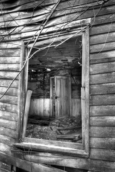 Czarno Białe Ujęcie Okna Opuszczonej Farmie — Zdjęcie stockowe