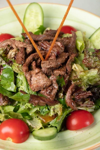 Tiro Close Salada Com Carne Porco Frita Topo — Fotografia de Stock