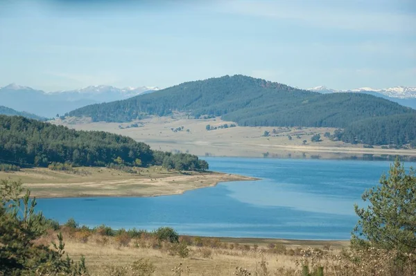 Bela Vista Lago Cercado Por Árvores Montanhas Sob Céu Azul — Fotografia de Stock