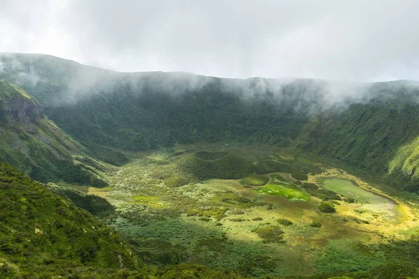 ポルトガルのアゾレス諸島フェアル島の緑の谷を覆う霧 — ストック写真