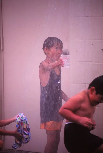 1994 소년들 이수영 수영장을 사용하기 샤워를 — 스톡 사진