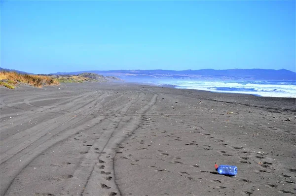 Plastflaskan Nära Stilla Havet Pichilemu Punta Lobos Chile Dyster Dag — Stockfoto