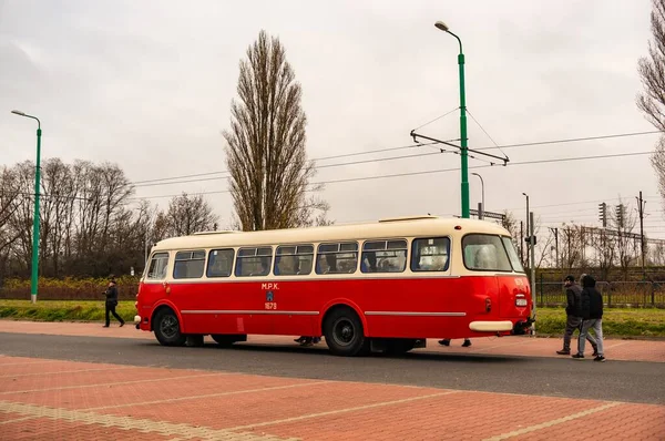 Poznan Poland Nov 2019 Παλιό Κλασικό Εκθεσιακό Λεωφορείο Και Πεζοί — Φωτογραφία Αρχείου
