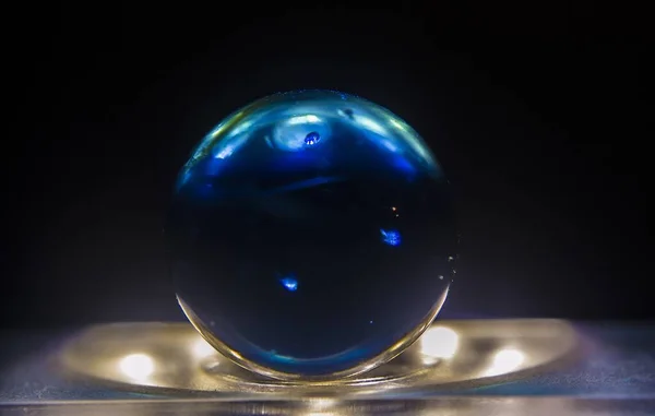 Primer Plano Mármol Azul Oscuro Sobre Una Superficie Iluminada Con — Foto de Stock