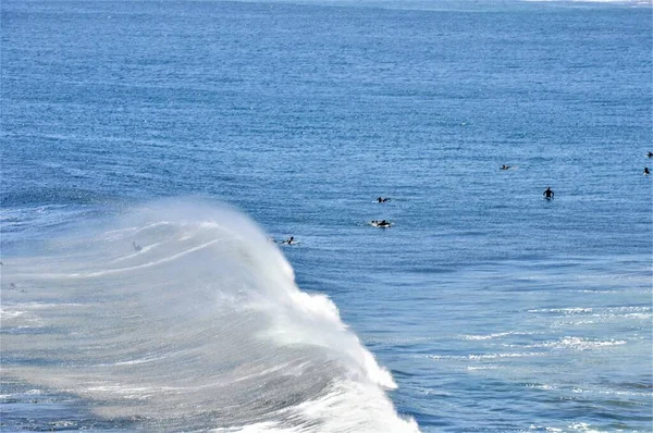 Velká Vlna Pacifickém Oceánu Lidmi Plavajícími Punta Lobos Pichilemu Chile — Stock fotografie