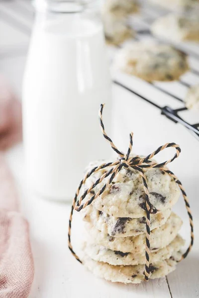 Una Toma Selectiva Galletas Chocolate Atadas Junto Una Taza Leche —  Fotos de Stock