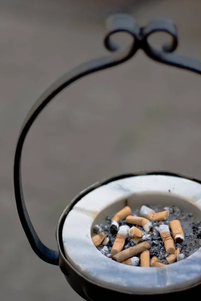 Függőleges Lövés Több Szűrő Egy Cigaretta Egy Hamutartóban — Stock Fotó