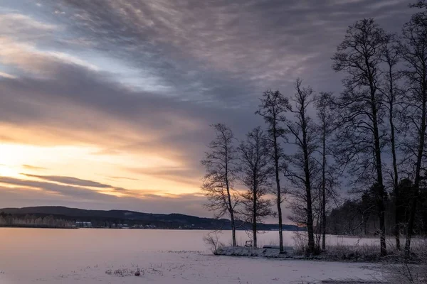 Μια Όμορφη Φωτογραφία Μιας Παγωμένης Λίμνης Ένα Τοπίο Ηλιοβασιλέματος Στον — Φωτογραφία Αρχείου