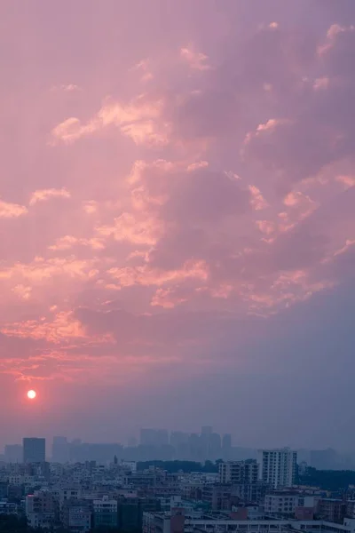 Vertikal Bild Stad Molnig Himmel Den Rosa Solnedgången Kvällen — Stockfoto