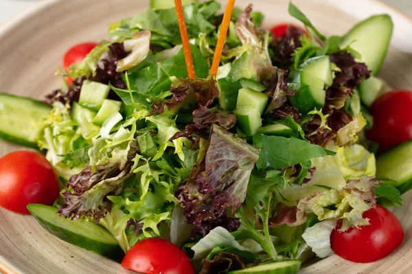 Gros Plan Une Salade Avec Des Roses Arrière Plan — Photo