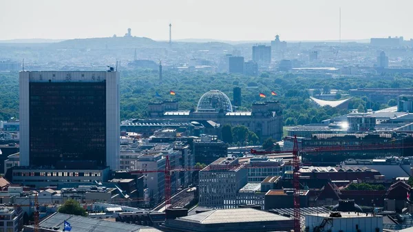 Szeroki Strzał Miejskich Zabudowań Niemieckim Pod Zachmurzonym Niebem — Zdjęcie stockowe