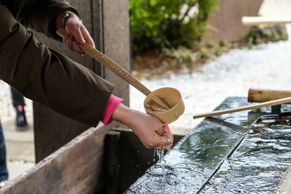 Uma Pessoa Lavando Mãos Com Uma Colher Água Templo Japonês — Fotografia de Stock