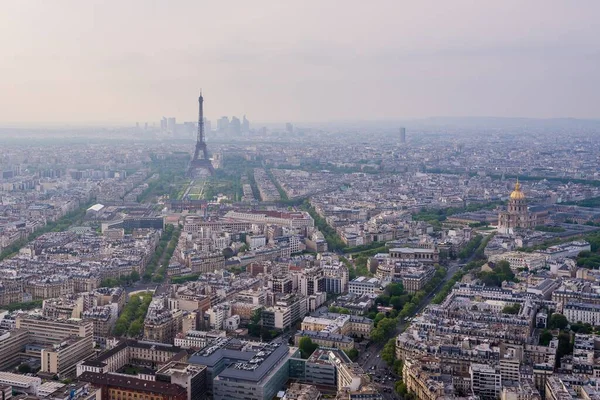 在巴黎远处的埃菲尔铁塔大楼的航拍 — 图库照片