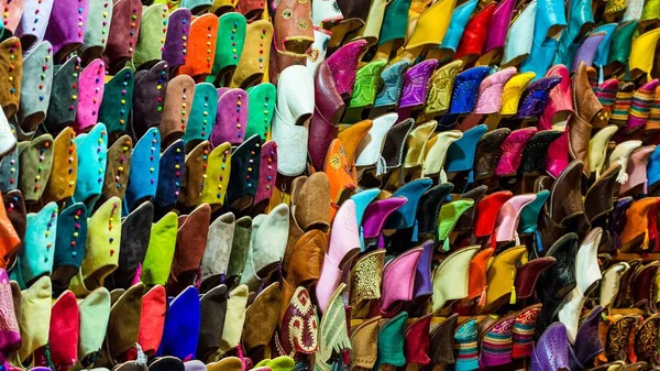 Селективный Фокус Снимка Красочных Арабских Туфель Прикрепленных Стене — стоковое фото