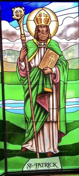米国オーシャンスプリングス 2018年11月14日 聖エリザベスセトン教会で撮影された聖パトリックのステンドグラスの画像 — ストック写真